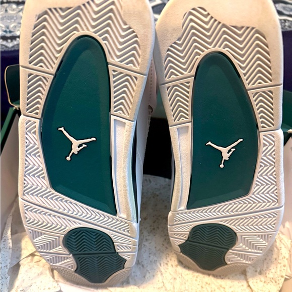 Jordan 4 Retro Like New! - Picture 5 of 6